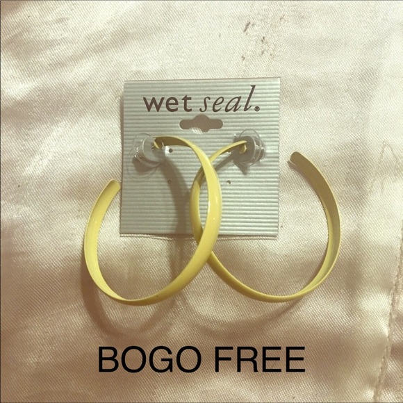 SALE 5 for $25 Wet seal hoop earrings - Picture 1 of 3